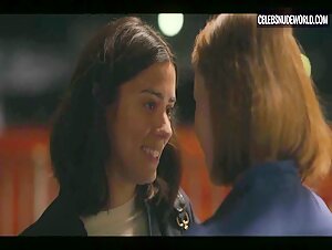 Hannah Einbinder, Lorenza Izzo Sexy, lesbian scene in Hacks (2021) 8