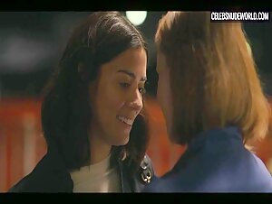 Hannah Einbinder, Lorenza Izzo Sexy, lesbian scene in Hacks (2021) 9