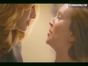 Hannah Einbinder, Christina Hendricks lesbian, Sexy scene in Hacks (2021) 13