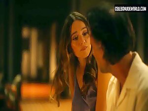 Aimée-Lou Wood Sexy, Bedroom scene in The White Lotus (2021-2025) 12