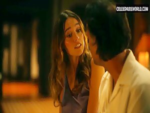 Aimée-Lou Wood Sexy, Bedroom scene in The White Lotus (2021-2025) 13