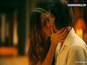 Aimée-Lou Wood Sexy, Bedroom scene in The White Lotus (2021-2025) 18