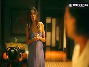 Aimée-Lou Wood Sexy, Bedroom scene in The White Lotus (2021-2025) 2