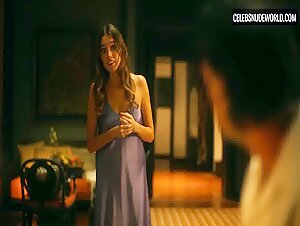 Aimée-Lou Wood Sexy, Bedroom scene in The White Lotus (2021-2025) 3