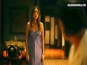 Aimée-Lou Wood Sexy, Bedroom scene in The White Lotus (2021-2025) 5