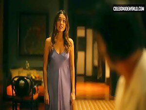 Aimée-Lou Wood Sexy, Bedroom scene in The White Lotus (2021-2025) 8