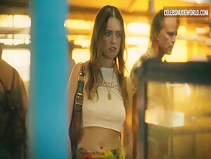 Aimée-Lou Wood Pokies, Sexy scene in The White Lotus (2021-2025)