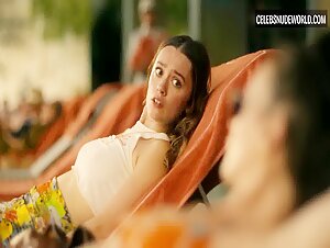 Aimée-Lou Wood, Charlotte Le Bon bikini, Sexy scene in The White Lotus (2021-2025) 4