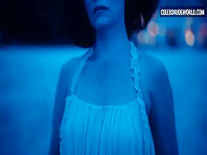 Parker Posey Beach, Sexy scene in The White Lotus (2021-2025) 4