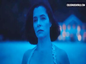 Parker Posey Beach, Sexy scene in The White Lotus (2021-2025) 7