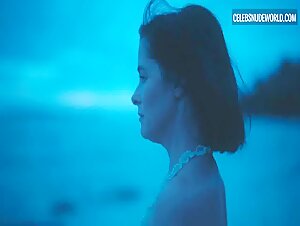 Parker Posey Beach, Sexy scene in The White Lotus (2021-2025) 9