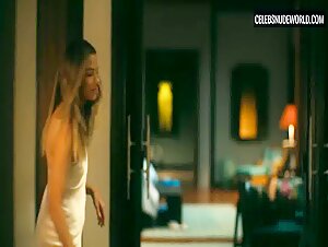 Michelle Monaghan Sexy, underwear scene in The White Lotus (2021-2025) 1