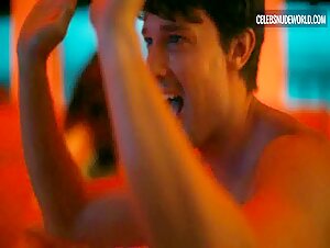 Aimée-Lou Wood, Charlotte Le Bon lesbian, Sexy scene in The White Lotus (2021-2025) 10