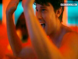 Aimée-Lou Wood, Charlotte Le Bon lesbian, Sexy scene in The White Lotus (2021-2025) 12