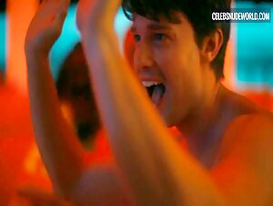 Aimée-Lou Wood, Charlotte Le Bon lesbian, Sexy scene in The White Lotus (2021-2025) 13