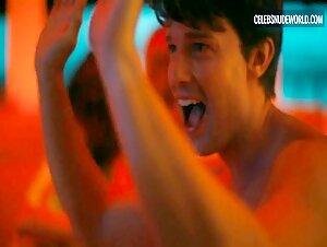 Aimée-Lou Wood, Charlotte Le Bon lesbian, Sexy scene in The White Lotus (2021-2025) 14