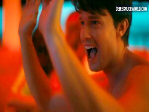 Aimée-Lou Wood, Charlotte Le Bon lesbian, Sexy scene in The White Lotus (2021-2025) 15