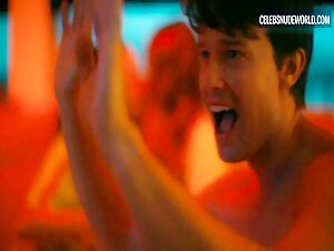 Aimée-Lou Wood, Charlotte Le Bon lesbian, Sexy scene in The White Lotus (2021-2025) 17