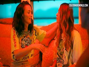 Aimée-Lou Wood, Charlotte Le Bon lesbian, Sexy scene in The White Lotus (2021-2025) 4