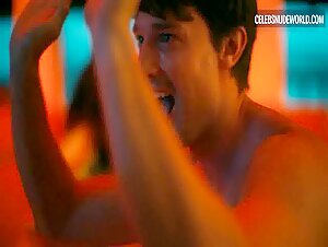 Aimée-Lou Wood, Charlotte Le Bon lesbian, Sexy scene in The White Lotus (2021-2025) 9