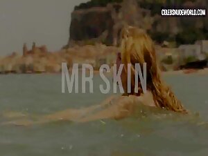 Meghann Fahy Sexy, bikini scene in The White Lotus (2021-2025) 14