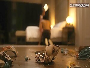 Aubrey Plaza underwear, Nude scene in The White Lotus (2021-2025) 15