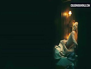 Carrie Coon butt, Nude scene in The White Lotus (2021-2025) 1